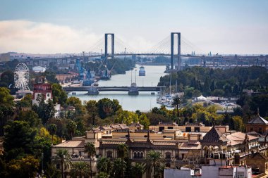 23 Eylül 2015 tarihinde İspanya 'nın Sevilla kentindeki Katedralin çatısından Guadalquivir nehri üzerindeki Centennial Köprüsü manzarası