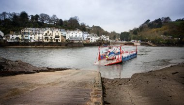 Bodinnick Car ve Yolcu Feribotu 15 Kasım 2015 tarihinde Fowey, Cornwall, İngiltere 'de Fowey Limanı' ndan geçmektedir.