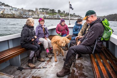 15 Kasım 2015 'te Fowey, Cornwall, İngiltere' deki Fowey Limanı 'ndan geçen küçük yolcu feribotundaki yolcular