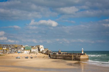28 Şubat 2016 'da St Ives, Cornwall, İngiltere' de çekilen liman duvarına çarpan dalgalarla St. Ives Limanı