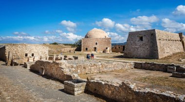 Yunanistan 'ın Girit kentindeki Osmanlı camii de dahil olmak üzere Rethymno Şatosu içindeki antik binalar 7 Mayıs 2016
