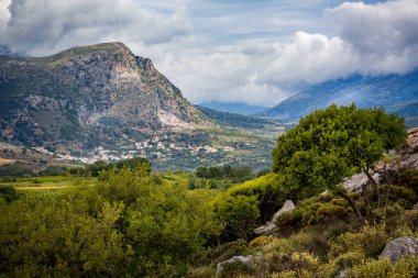 Yunanistan 'ın Girit kentinin dağlık arazisi - köylü vadi