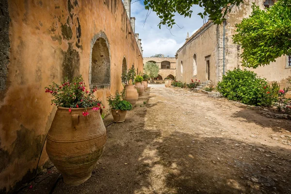 Innenhof Des Arkadi Klosters Mit Großen Blumentöpfen Auf Kreta Griechenland — Stockfoto