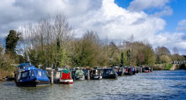 10 Mart 2019 'da İngiltere' nin Wiltshire kenti yakınlarındaki Caen Locks 'taki Kennet & Avon Kanalı' na demirlemiş ev mavnaları