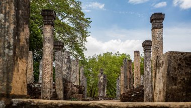 18 Eylül 2016 'da Polonnaruwa, Sri Lanka' da ayakta Buda ile Antik Kalıntılar