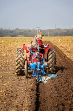 6 Nisan 2019 'da İngiltere' nin Dorset kentinde Lychett Matravers yakınlarında eski traktör saban yarışması