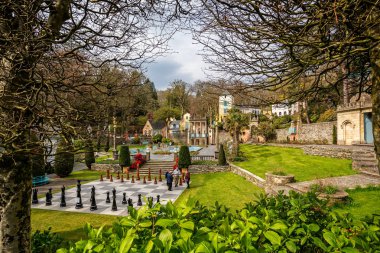 9 Nisan 2019 'da Galler' de dev satranç tahtasıyla Portmeirion 'daki İtalyan köyü.