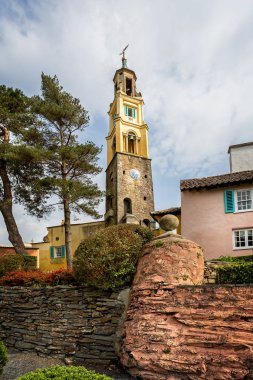 9 Nisan 2019 'da Galler' de çan kulesi bulunan Portmeirion 'daki İtalyan köyü.