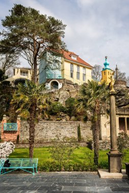 9 Nisan 2019 'da Galler' in Portmeirion kentindeki İtalyan köyünde sütun üzerinde altın kadın heykeli
