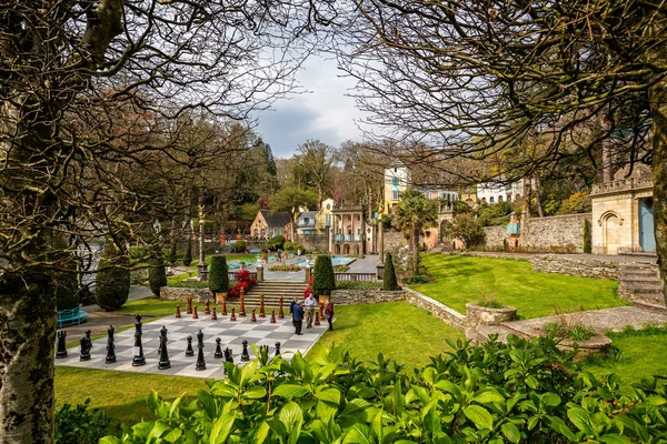 9 Nisan 2019 'da Galler' de dev satranç tahtasıyla Portmeirion 'daki İtalyan köyü.