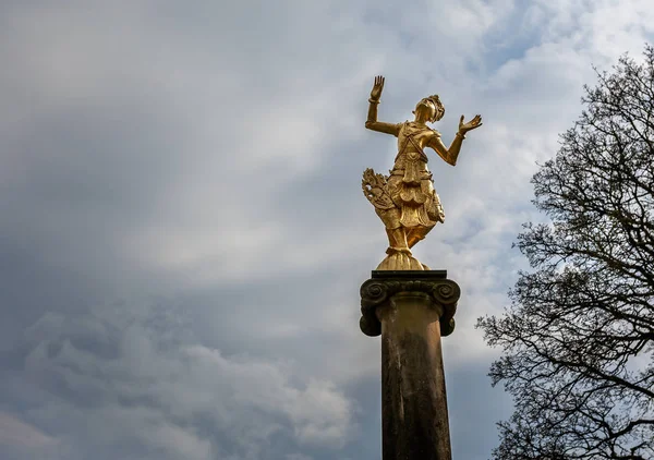 9 Nisan 2019 'da Galler' in Portmeirion kentindeki İtalyan köyünde sütun üzerinde altın kadın heykeli