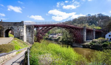 10 Nisan 2019 'da Ironbridge, Shropshire, İngiltere' deki Severn Nehri üzerindeki ilk demir köprü