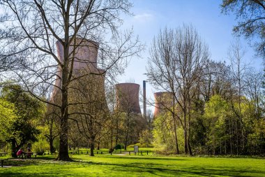 10 Nisan 2019 'da Ironbridge, Shropshire, İngiltere' deki kapatılmış elektrik santralinin soğutma kuleleri ve bacası