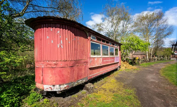 2019年4月10日 英国施罗普郡铁桥布列斯山维多利亚镇的旧日学校和福音汽车车厢 — 图库照片
