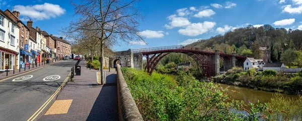 2019年4月10日英国施罗普郡铁桥镇和标志性铁桥全景 — 图库照片