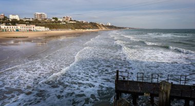 Bournemouth sahili manzarası ve Bournemouth, Dorset, İngiltere 'deki rıhtımdan kumsal manzarası