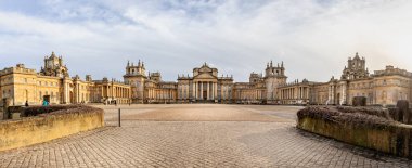 Blenheim Sarayı 'nın panoramik görüntüsü 2 Şubat 2020' de Blenheim, Oxfordshire, İngiltere 'deki Büyük Mahkeme' nin kapılarından