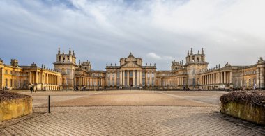 Blenheim Sarayı 'nın panoramik görüntüsü 2 Şubat 2020' de Blenheim, Oxfordshire, İngiltere 'deki Büyük Mahkeme' nin kapılarından