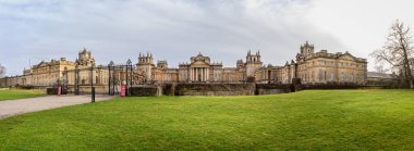 Blenheim, Oxfordshire, İngiltere 'deki Blenheim Sarayı' nın panoramik görüntüsü 2 Şubat 2020