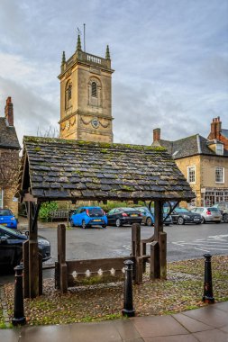 2 Şubat 2020 'de İngiltere, Oxfordshire' da bulunan Woodstock Kilisesi 'nin önündeki ortaçağ hisseleri