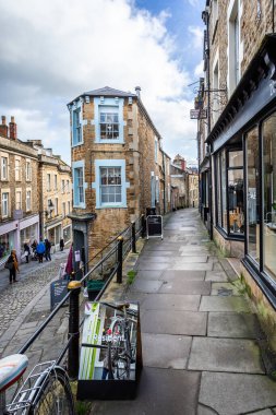 29 Ocak 2020 'de İngiltere' nin Frome kentindeki St Catherine 's Hill' deki dükkanların manzarası yükseldi.