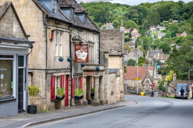 7 Haziran 2020 'de İngiltere' nin Box, Wiltshire kasabasındaki Queens Head Bar 'da.