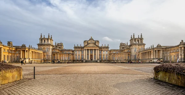 Blenheim Sarayı 'nın panoramik görüntüsü 2 Şubat 2020' de Blenheim, Oxfordshire, İngiltere 'deki Büyük Mahkeme' nin kapılarından