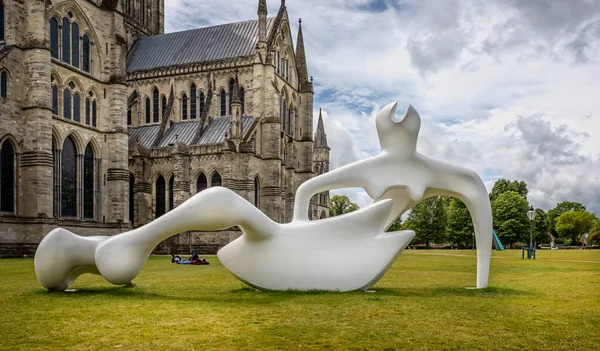 Large Reclining Figure Sculpture Henry Moore Salisbury Cathedral Salisbury Wiltshire — Stock Photo, Image