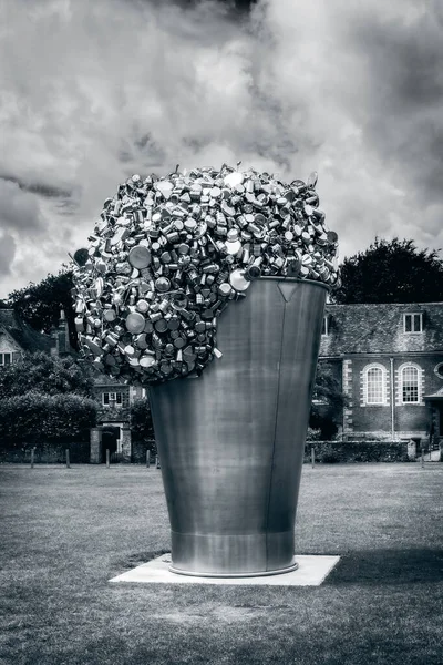 Paslanmaz Çelik Subodh Gupta Tarafından Salisbury Katedrali Yakınlarındaki Choristers Meydanı — Stok fotoğraf