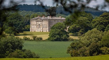 27 Mayıs 2020 'de İngiltere' nin Wiltshire kentindeki 18. yüzyıl New Wardour şatosunun çerçeveli görüntüsü