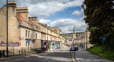 Claverton Caddesi 'nden St. Matts Kilisesi' ne bakan manzara, 16 Mayıs 2020 'de Widcombe, Bath, Somerset, İngiltere' deki Coronavirus salgını nedeniyle neredeyse terk edilmiş.