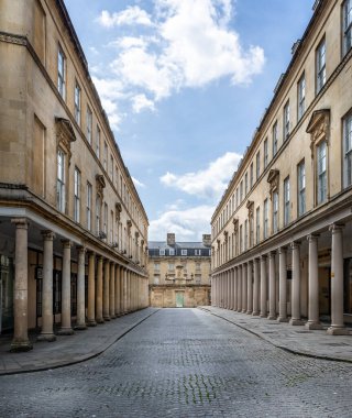 16 Mayıs 2020 'de Bath, Somerset, İngiltere' de Coronavirüs salgını nedeniyle terk edilmiş olan sütunlu Bath Caddesi 'ne bakınız