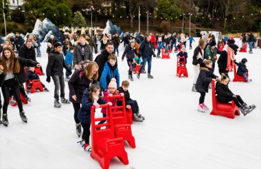 Aile grupları 5 Ocak 2020 'de Bournemouth, Dorset, İngiltere' de buz pateni yaparken eğleniyor.