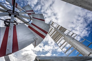 8 Mart 2020 'de Horsey, Norfolk, İngiltere' deki Horsey Windpump 'in tepesinden yel değirmeni mekanizmasının görüntüsü