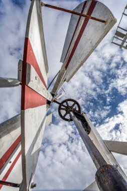 8 Mart 2020 'de Horsey, Norfolk, İngiltere' deki Horsey Windpump 'in tepesinden yel değirmeni mekanizmasının görüntüsü