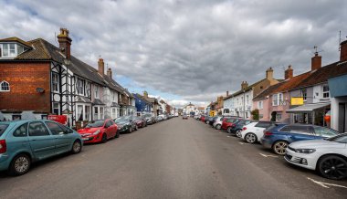 6 Mart 2020 'de İngiltere, Suffolk, Aldeburgh' da yolun ortasından The High Street 'e bakın.