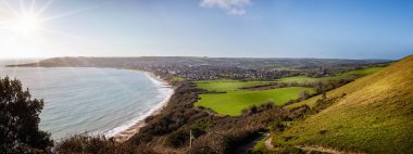 Panoramik manzara İngiltere 'nin Dorset kentindeki Güneybatı Yakası Yolu' nda Ballard 'ın tepesinden Swanage' e bakıyor.