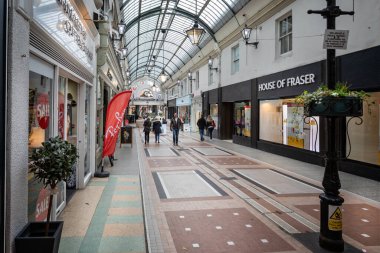 Viktorya Dönemi Çarşısı - 7 Şubat 2020 'de İngiltere' nin Bournemouth, Dorset kentindeki Eski Christchurch Yolu 'ndaki dükkanlarla kaplı yaya geçidi.