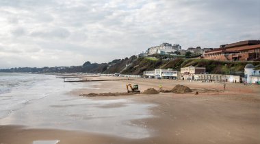 Bournemouth Sahili boyunca 7 Şubat 2020 'de Bournemouth, Dorset, İngiltere' deki plajı kazan JCB Excavator ile birlikte bakın.