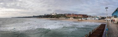 Bournemouth deniz cephesinin panoramik görüntüsü Bournemouth, Dorset, İngiltere 'deki The Pier' dan 7 Şubat 2020