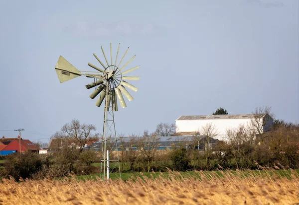 Les Pales Hélice Girouette Une Pompe Eau Éolienne Aux Niveaux — Photo