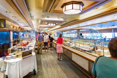 27 Temmuz 2019 'da Cunard Gemi Gemisi' ndeki açık büfe restoranı Kraliçe Victoria.