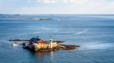 26 Temmuz 2019 'da İsveç' in Göteborg kıyısındaki Kattegat denizinde deniz feneri bulunan küçük kayalık çıkıntılar.