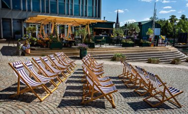 26 Temmuz 2019 'da İsveç' in Göteborg kentindeki su cephesinde mavi çizgili güverte sandalyeleri