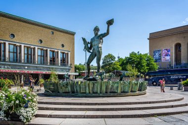 26 Temmuz 2019 'da İsveç' in Göteborg kentinde Poseidon 'un çıplak bronz heykeli bir balık ve deniz kabuğu tutuyordu.