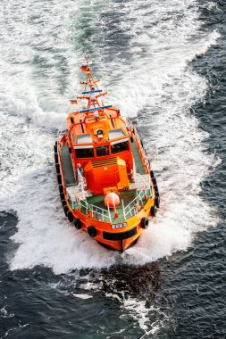 Alman Kılavuz Gemisi 25 Temmuz 2019 'da Kiel, Almanya yakınlarında yüksek hızla dalgalara çarpıyor.