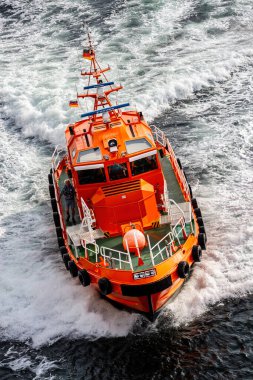 Alman Kılavuz Gemisi 25 Temmuz 2019 'da Kiel, Almanya yakınlarında yüksek hızla dalgalara çarpıyor.