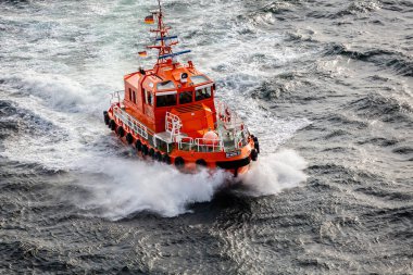 Alman Kılavuz Gemisi 25 Temmuz 2019 'da Kiel, Almanya yakınlarında yüksek hızla dalgalara çarpıyor.