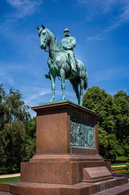 Kayzer Wilhelm heykeli at sırtında Kiel 'de, Almanya 25 Temmuz 2019