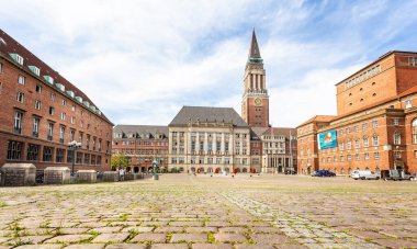 Kiel Belediye Binası ve Opera Binası 25 Temmuz 2019 'da Almanya' nın Kiel kentinde.